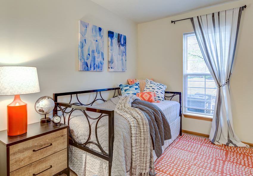 Traditions Bloomington Apartments, 901 Valley View Circle, Bloomington